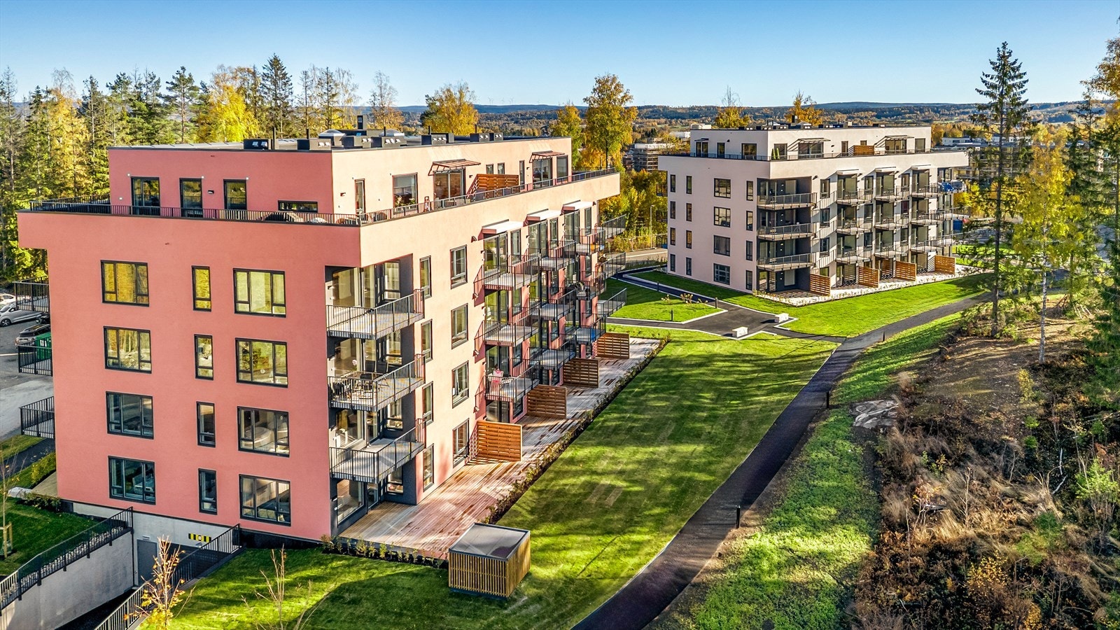 Hyggelige fellesarealer med opparbeidet eiendom og internstier. Galleribilde