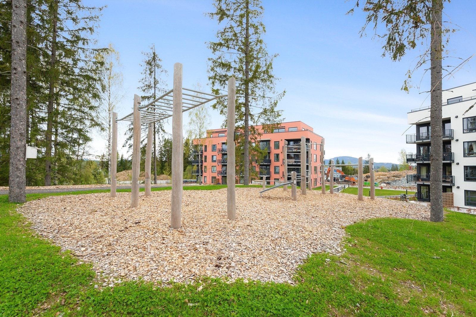 Barnevennlige omgivelser med lekeplass rett utenfor, perfekt for aktive og trygge dager ute. Galleribilde