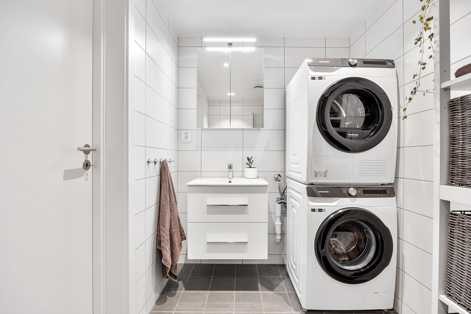 Det er balansert ventilasjon med spalte for tilluft under dør. Galleribilde