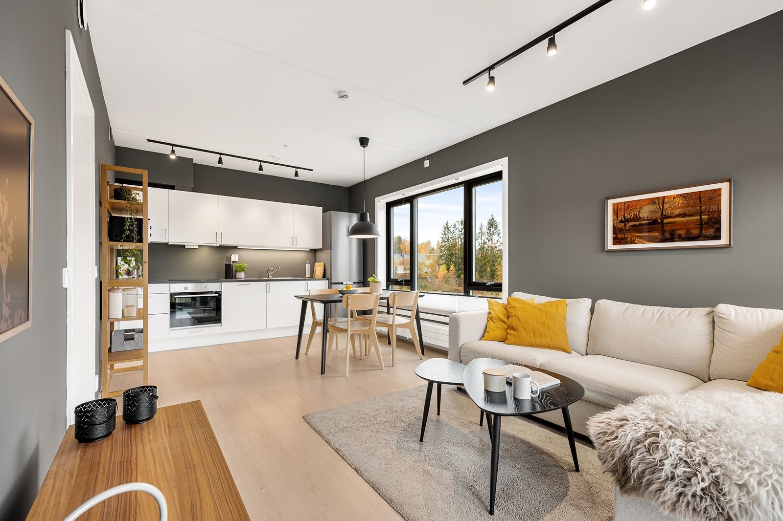 Leiligheten har et pent kjøkken i åpen løsning mot stuen. Galleribilde