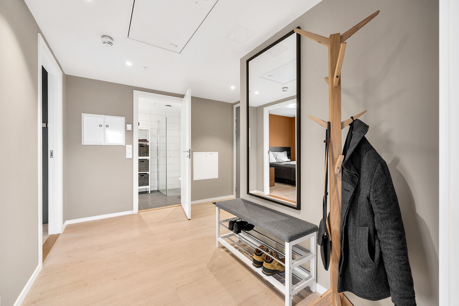 Innbydende og romslig entré med god plass til oppheng av yttertøy og til å sette fra seg sko. Galleribilde