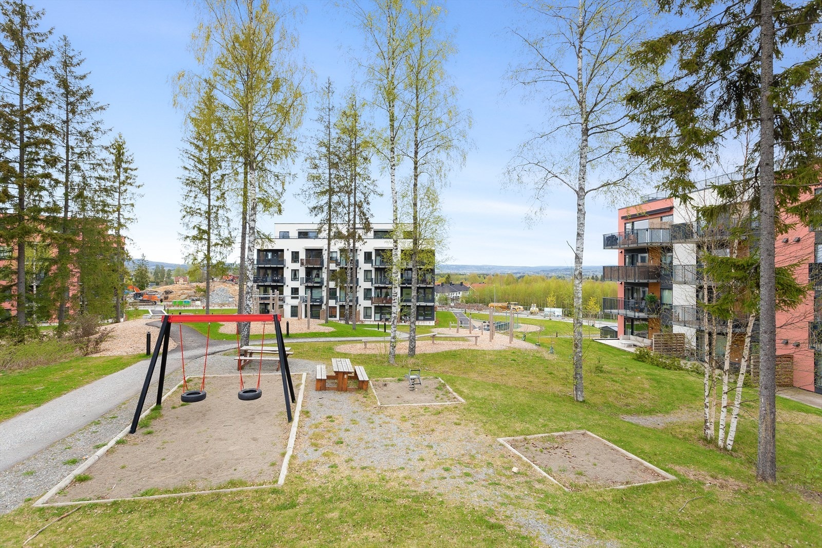 Felles uteområder med lekeplasser og turstier gir gode muligheter for rekreasjon og lek for hele familien. Galleribilde