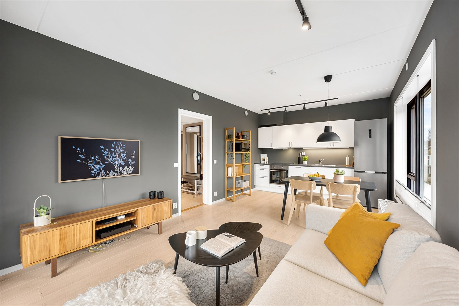 Veggene er malt i moderne farger og på gulvet er det lagt laminat. Galleribilde