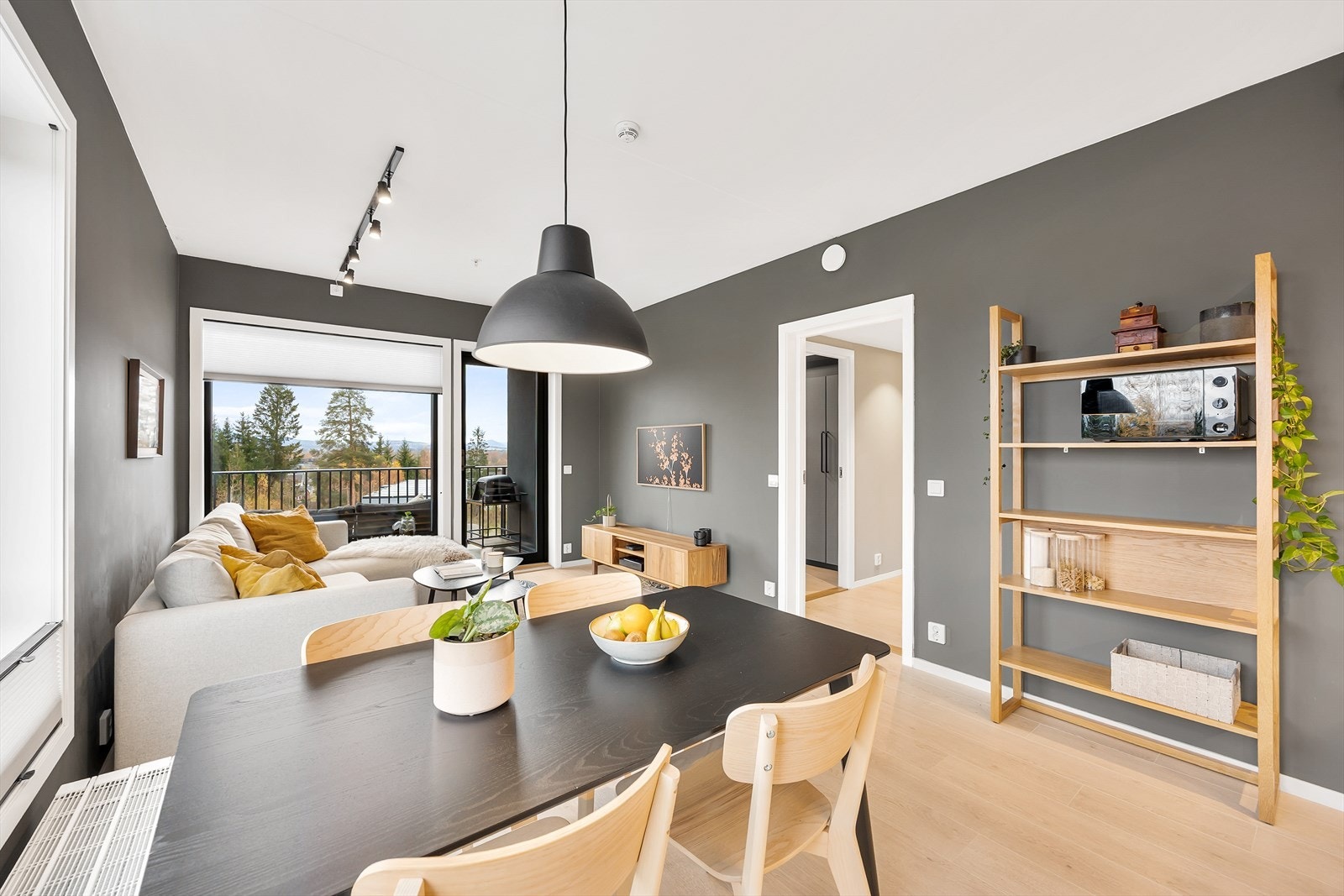 Fra stuen er det utgang til en balkong som fungerer som en fin utvidelse av leiligheten på varme dager. Galleribilde