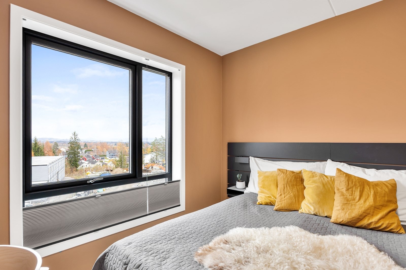 Hovedsoverommet har plass til dobbeltseng, nattbord og annet soveromsinteriør. Galleribilde