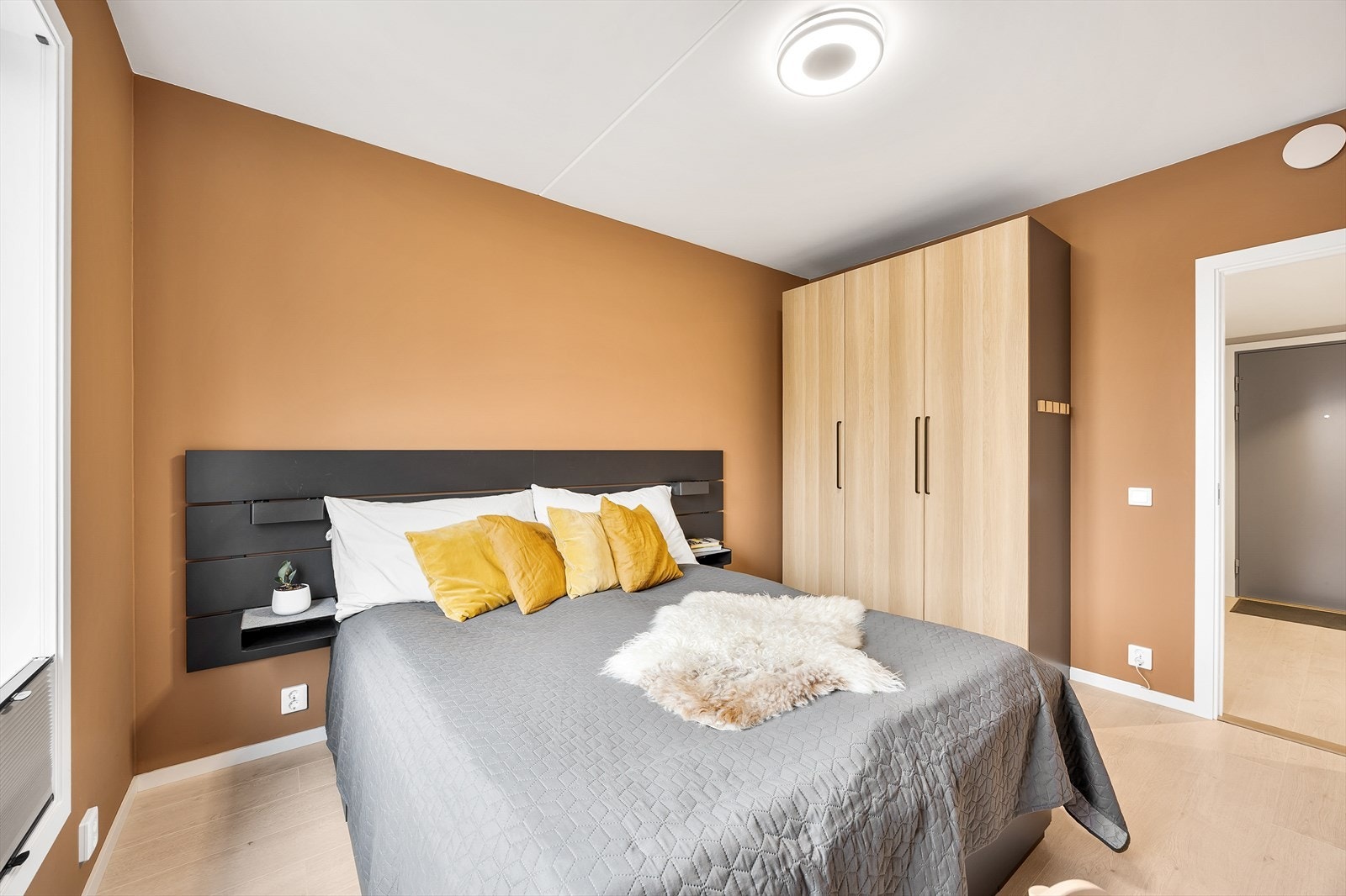 Det er godt med oppbevaringsplass i garderobeskap. Galleribilde