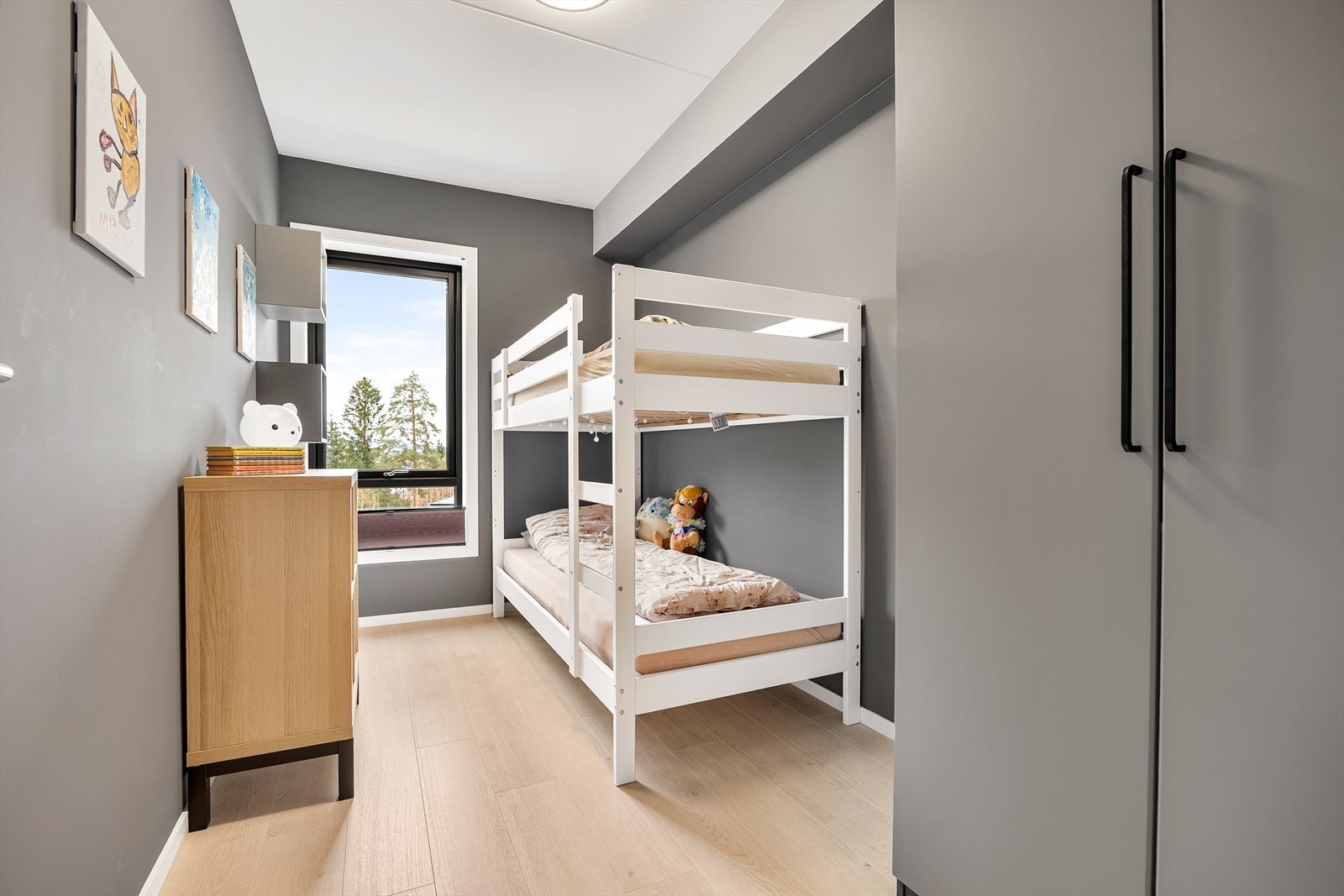 Det andre soverommet egner seg godt som barnerom, gjesterom eller kontor. Galleribilde