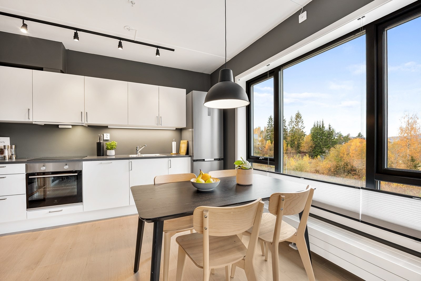 Det er god plass til et spisebord mellom kjøkkenet og stuen. Galleribilde
