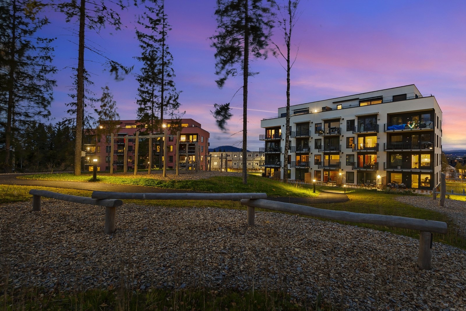 Velstelte grøntområder og sitteplasser mellom byggene skaper et hyggelig og sosialt bomiljø. Galleribilde