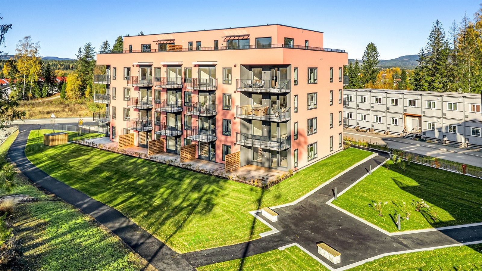 Blokka ligger meget sentralt på Råholt med gangavstand til alt. Galleribilde