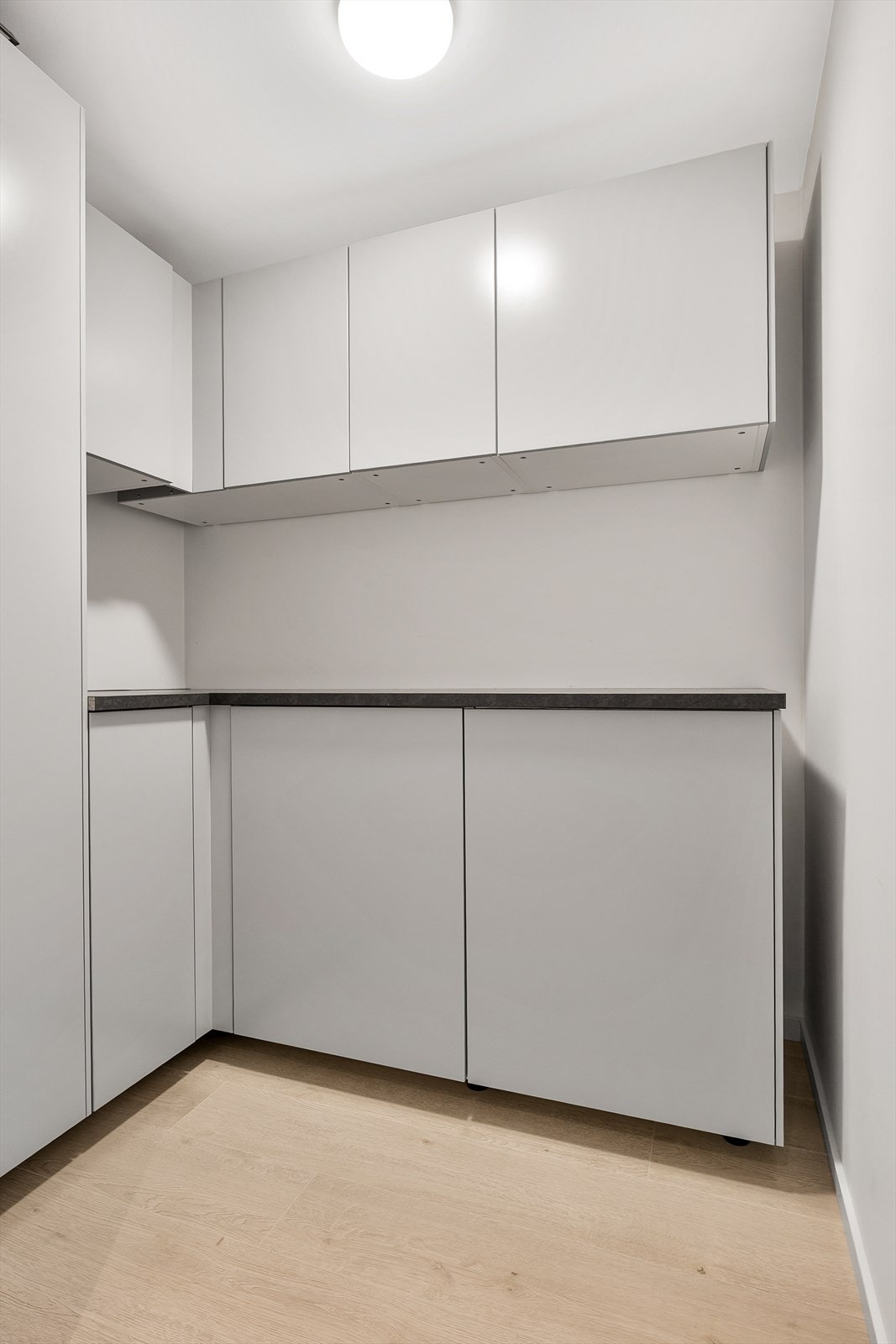 Den innvendige boden er innredet med benkeplate og skap. Galleribilde