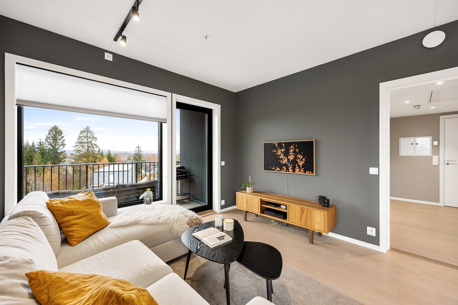 Gode vindusflater slipper inn rikelig med naturlig lys. Galleribilde