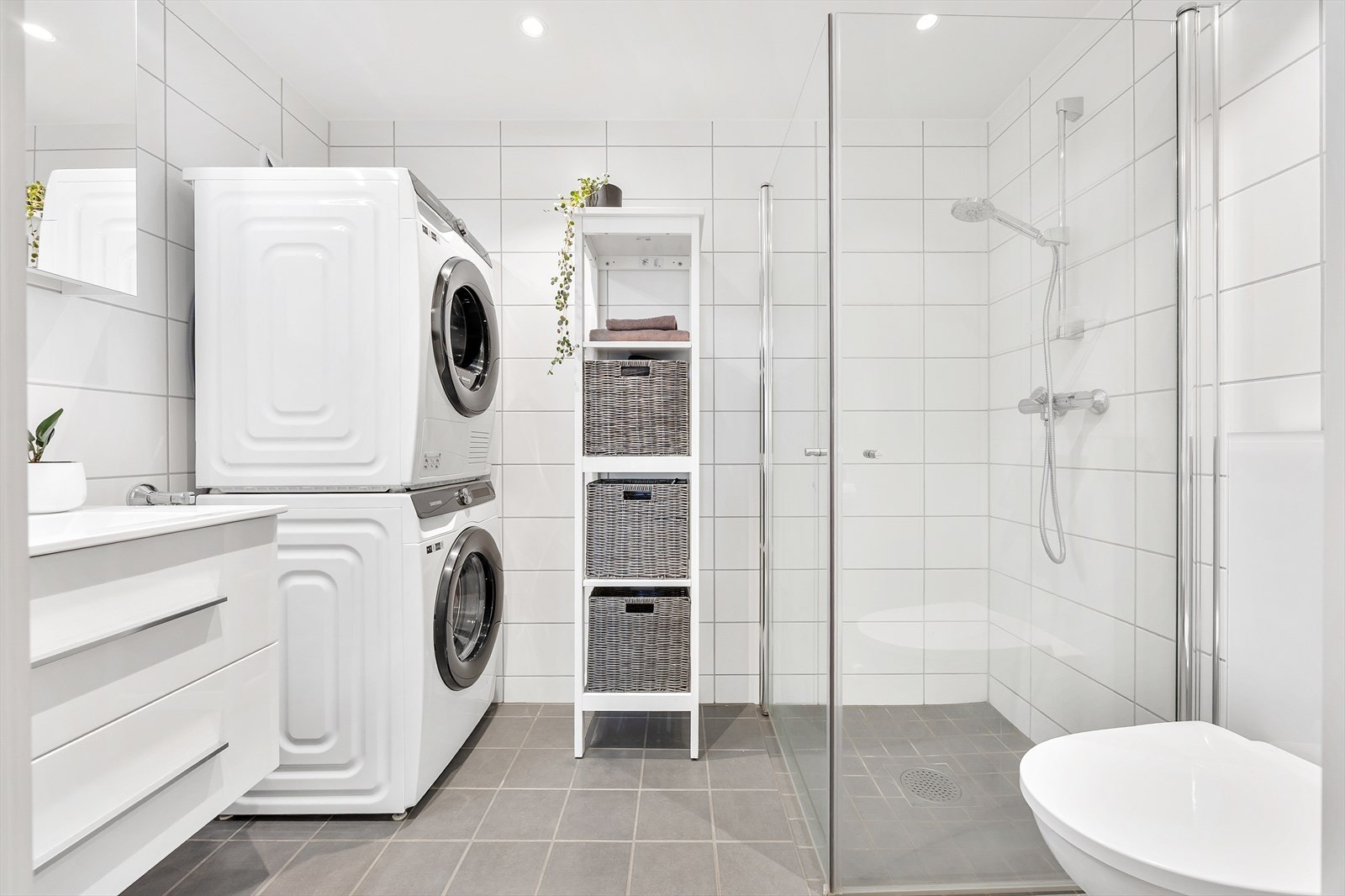 Delikat bad med elektriske varmekabler og downlights i himling. Galleribilde