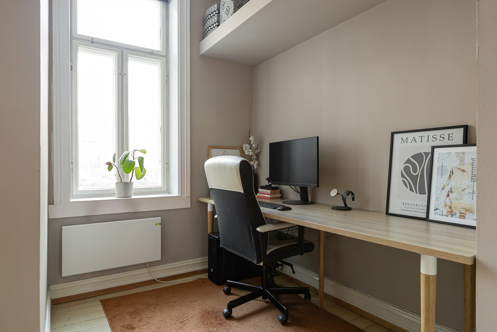 Alle tre soverommene vender mot rolig bakgård. Galleribilde