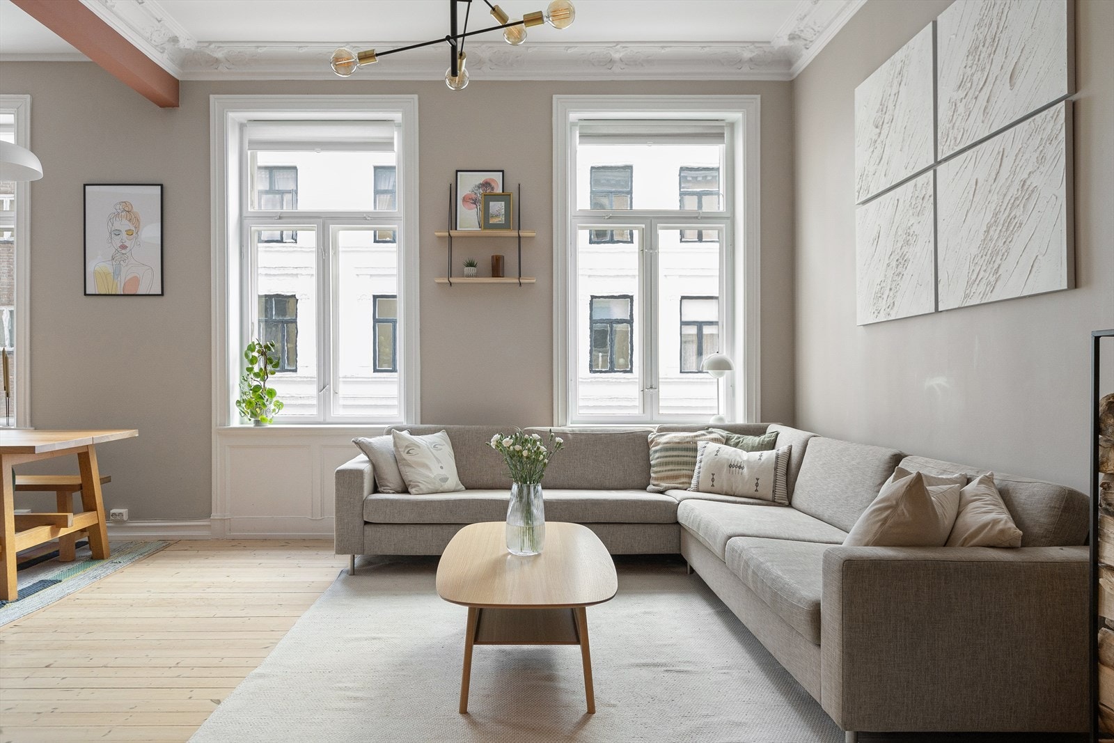 Leiligheten ligger i 2. etasje og inneholder entré, kjøkken, stue, tre soverom og bad. Galleribilde