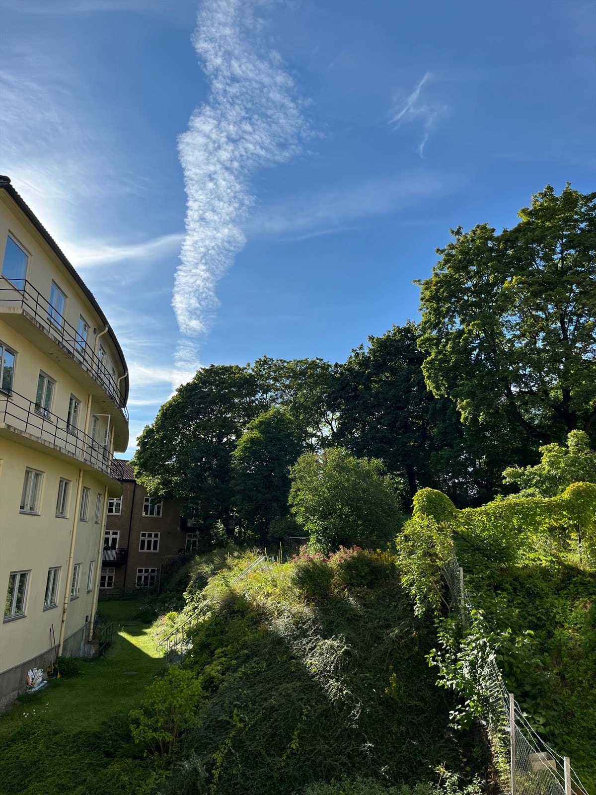 Balkongen har grønt og fint utsyn vendt mot rolig bakgård. Galleribilde
