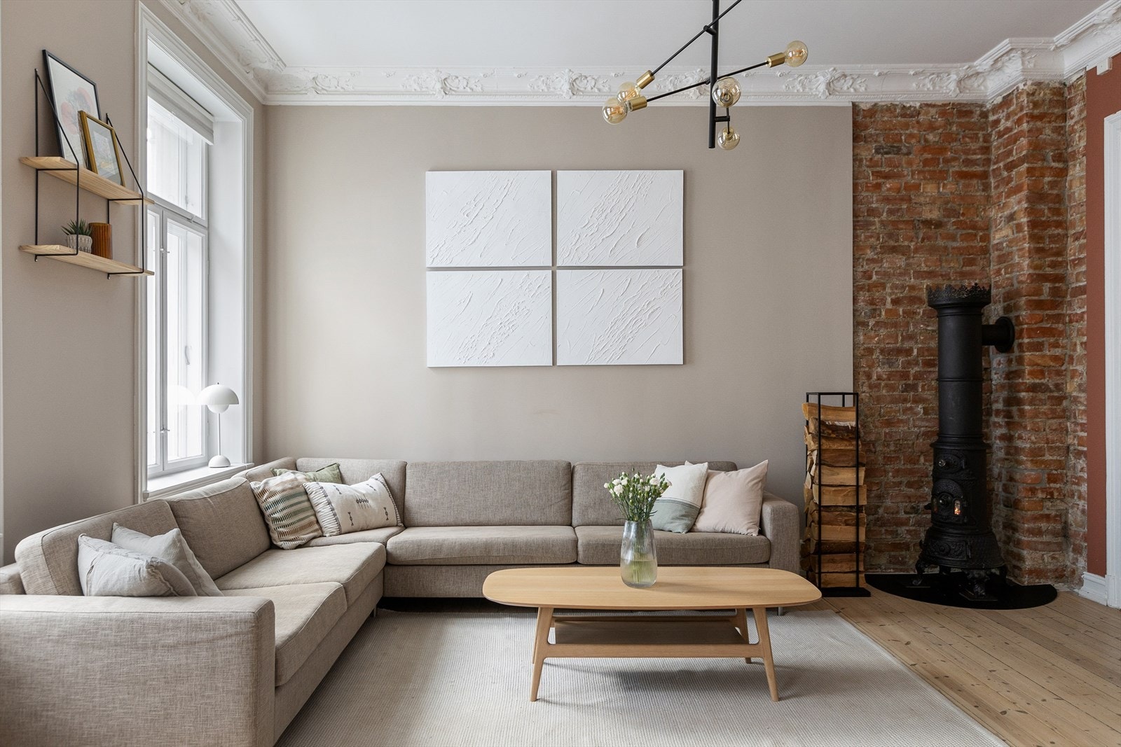 Stuen har godt med lys som kommer inn fra tre store vinduer. Galleribilde
