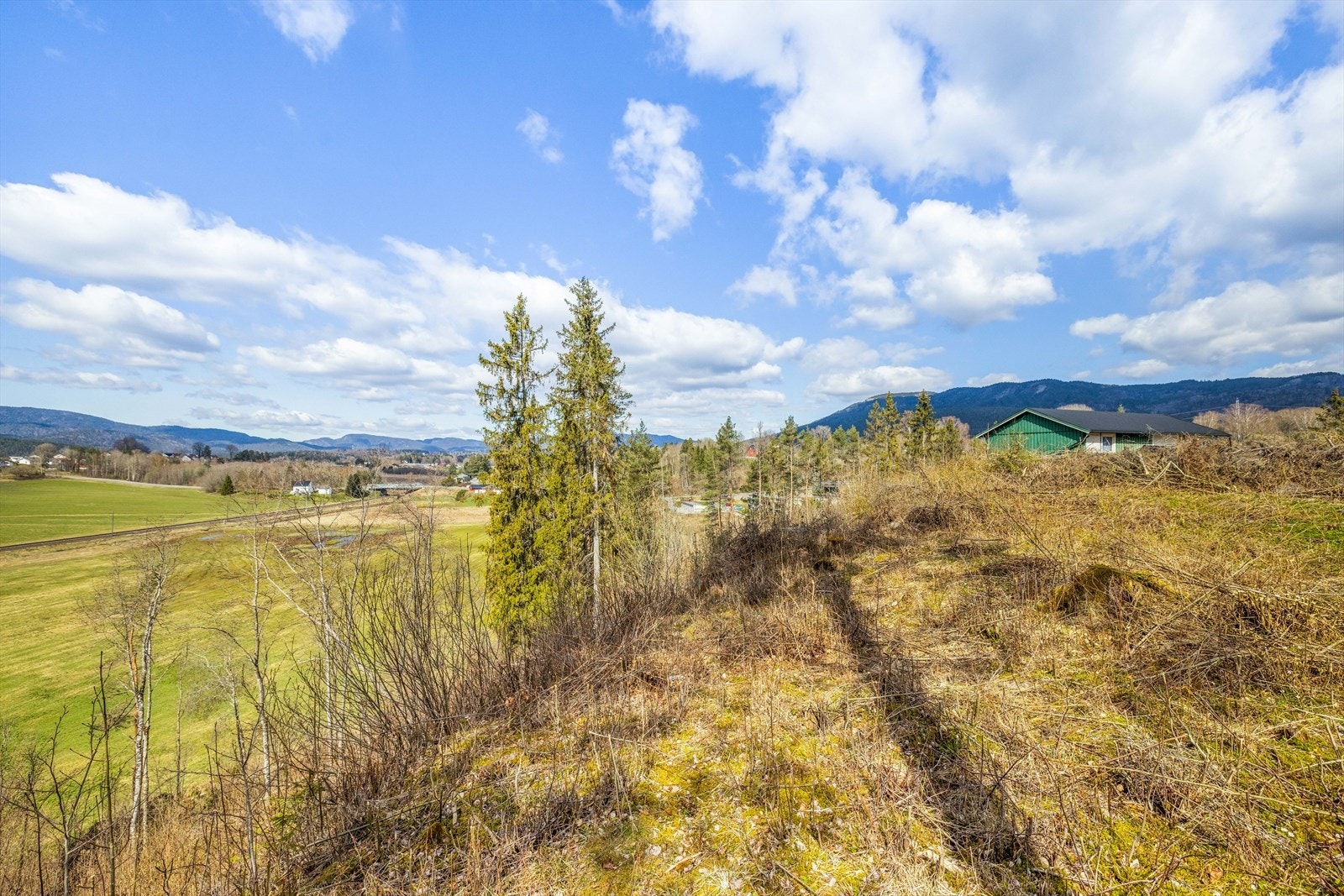 Nærområdet har også fine turområder både sommer og vinter. Her er det golfbane, fotballbane, ridemuligheter, skiløyper m.m. Galleribilde