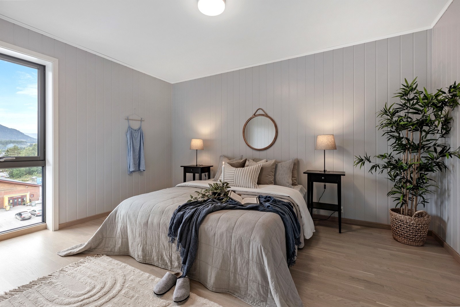 Stort soverom med god plass til dobbeltseng Galleribilde