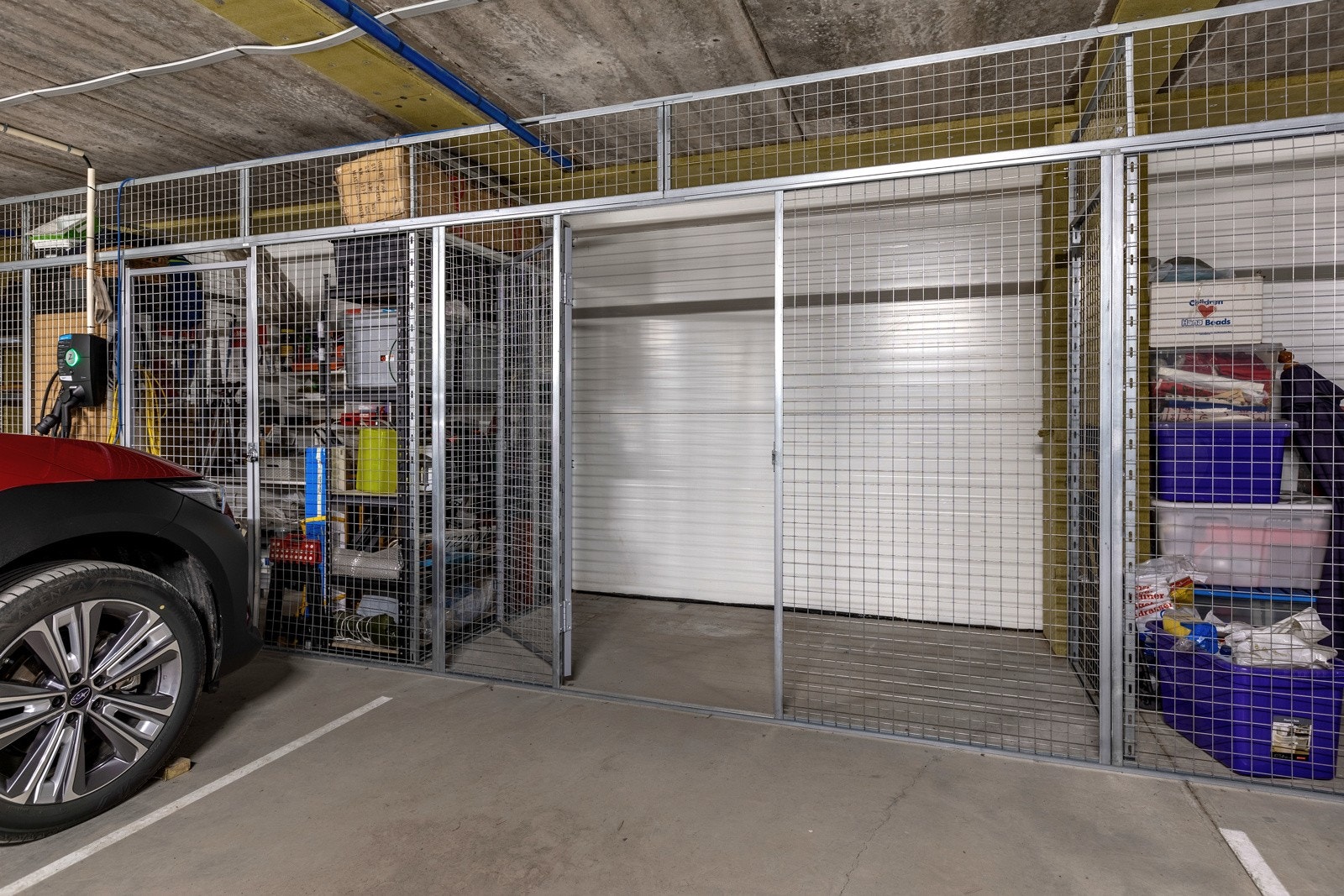 Biloppstillingsplass med bod i bakkant Galleribilde