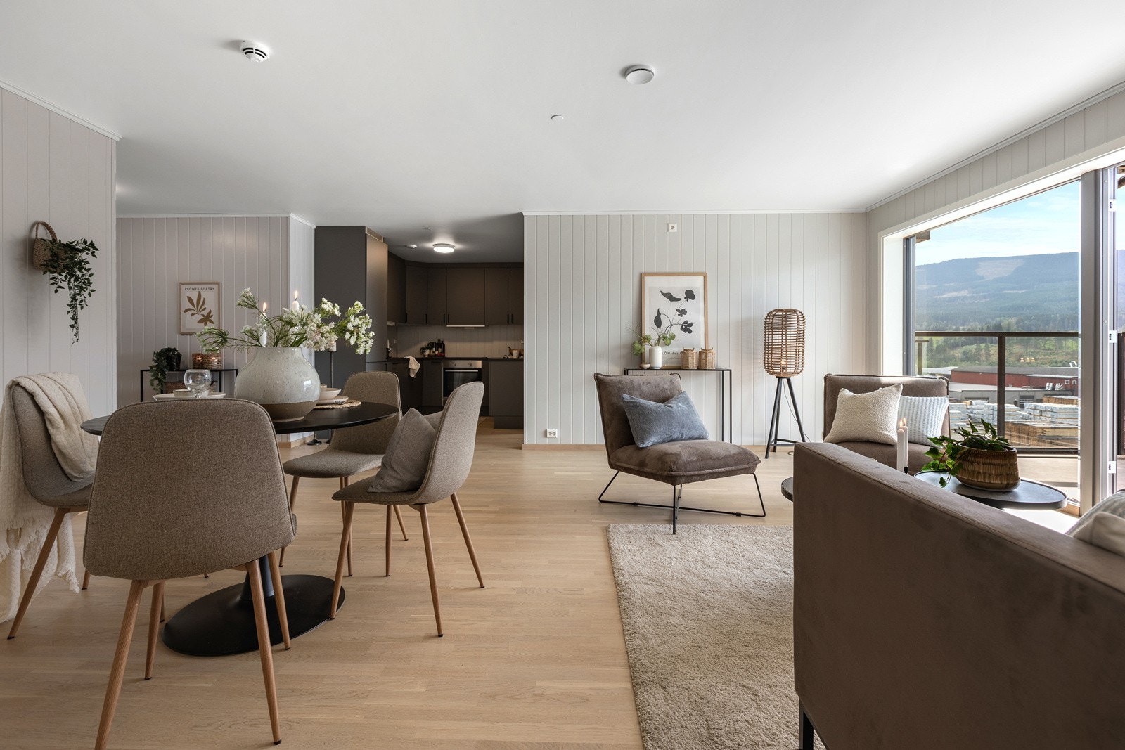 Stuen har god plass til spisebord, sofagruppe og andre møbler Galleribilde