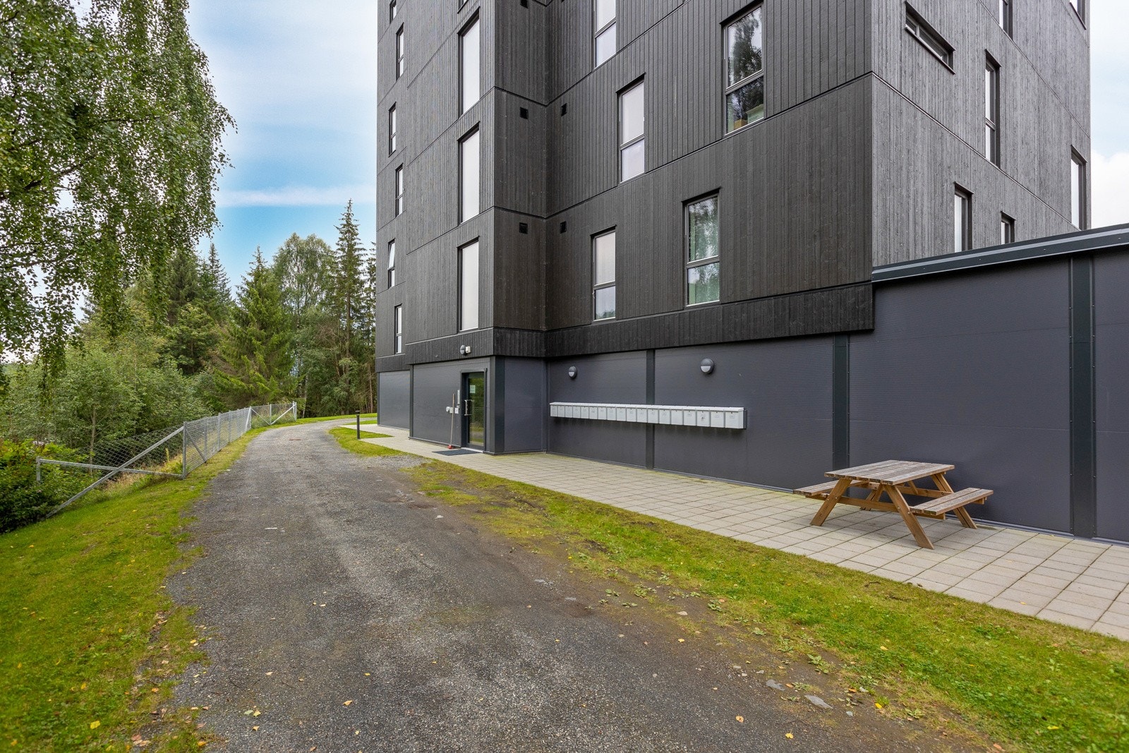 Inngangsparti på baksiden av bygget Galleribilde