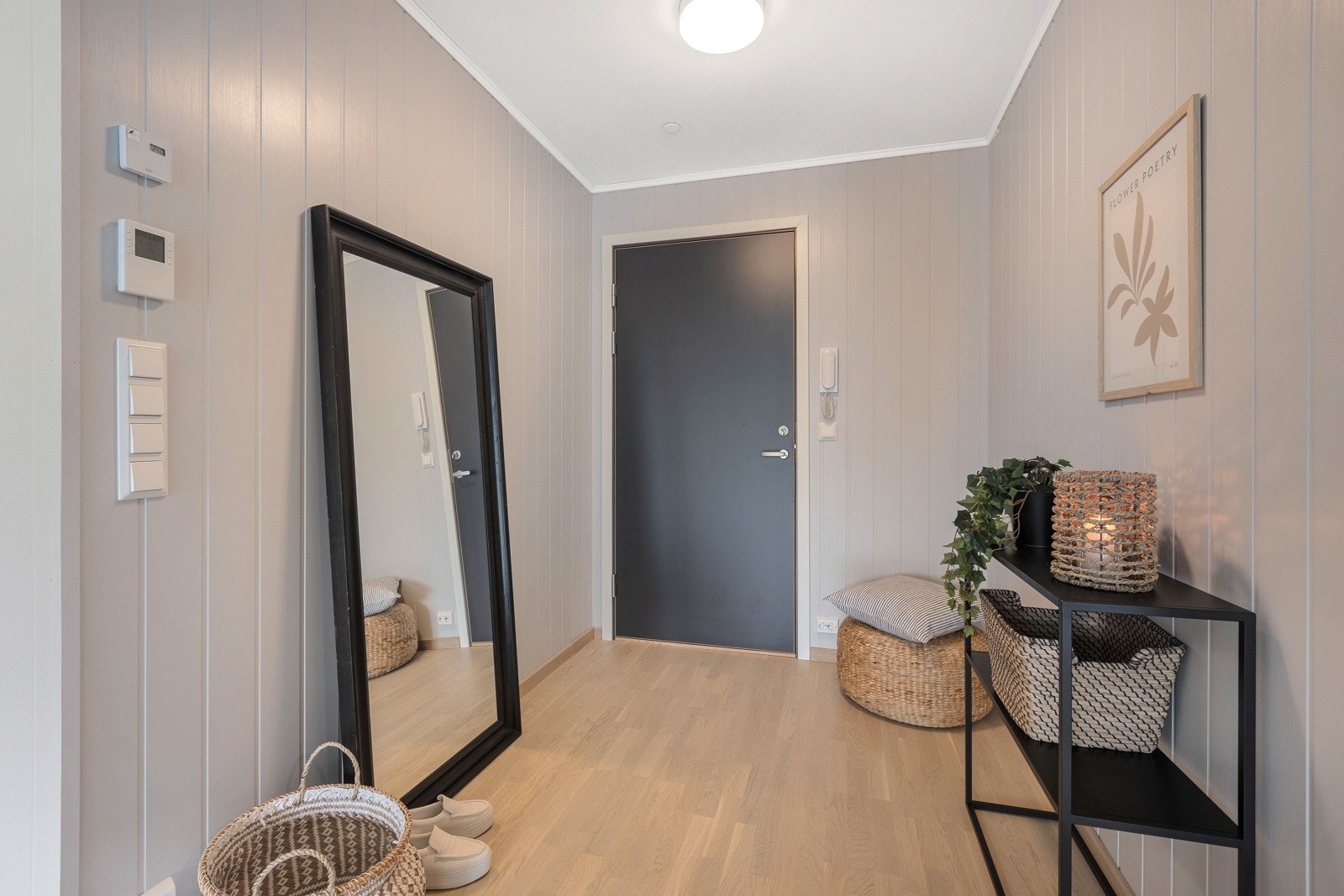 Prkatisk gang med god plass til yttertøy, sko etc. Galleribilde