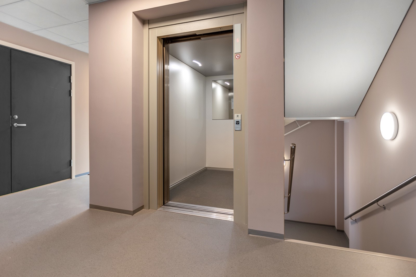 Enkel adkomst med heis fra garasjekjeller og opp til leiligheten Galleribilde