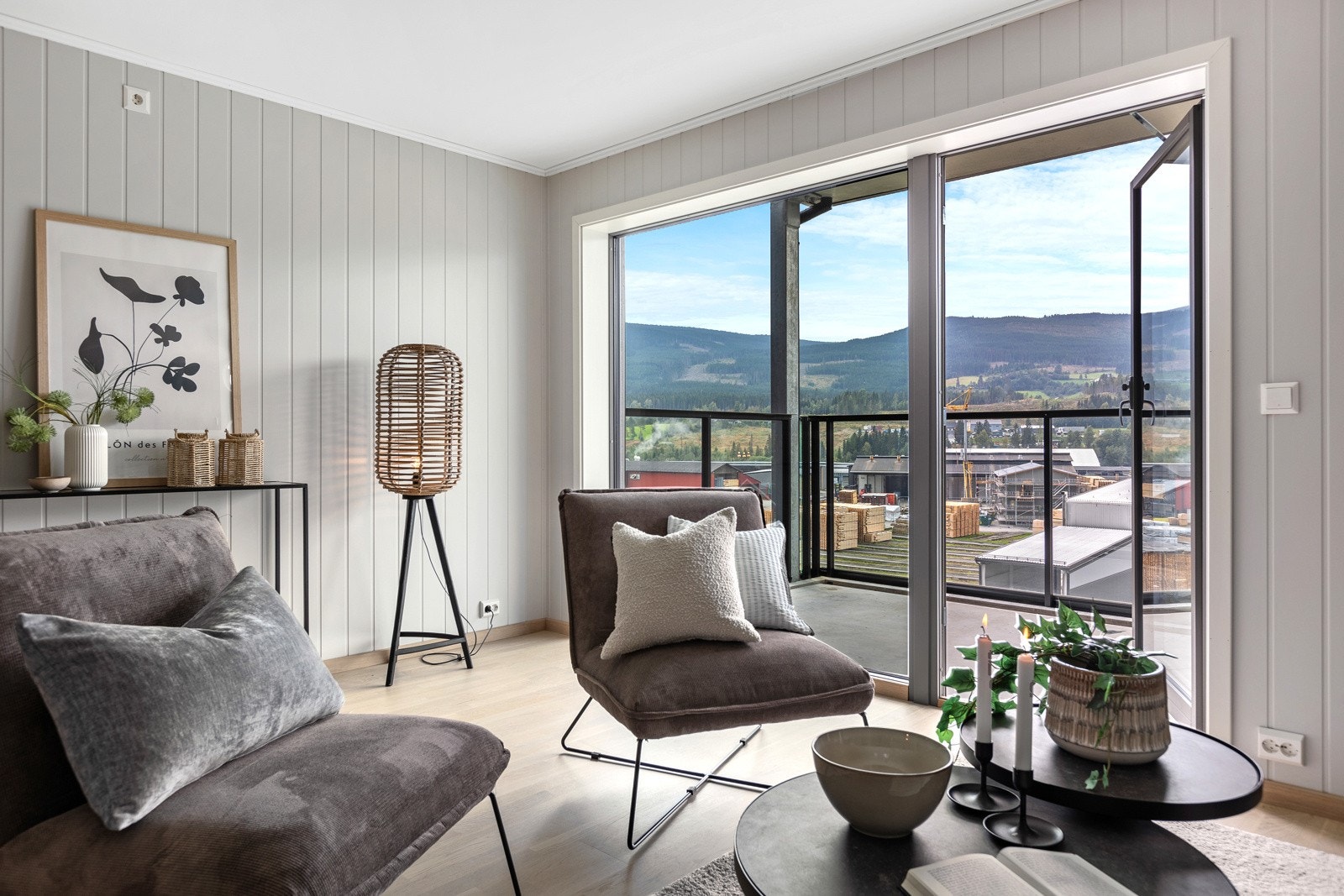 Utgang til en romslig, solrik balkong Galleribilde