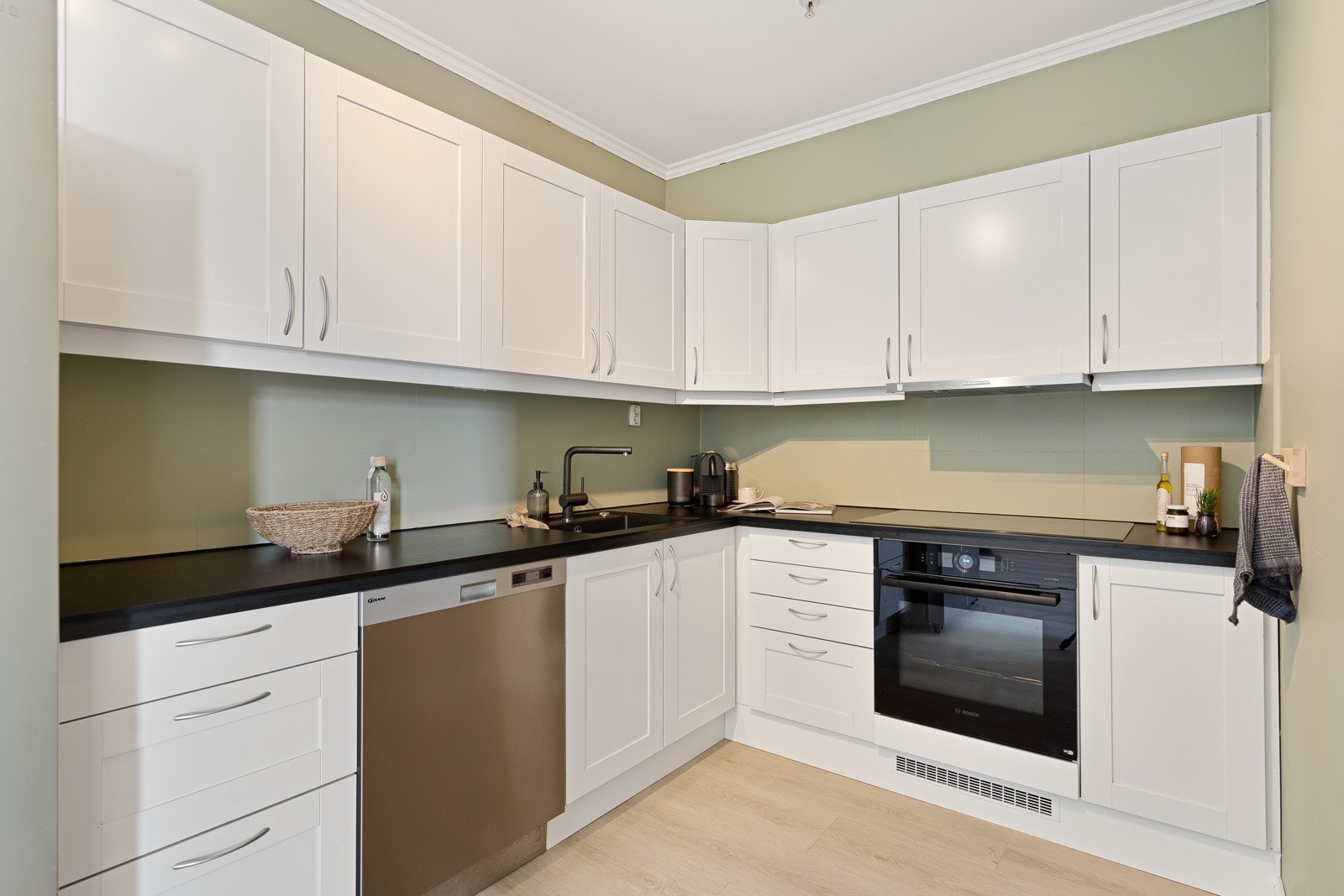 Pent kjøkken med god skapplass, integrerte hvitevarer og åpen løsning mot stue og spiseplass. Galleribilde