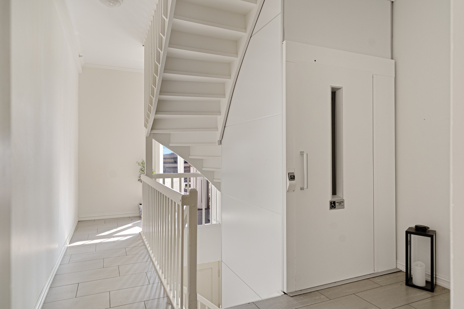 Heis i bygget gjør hverdagen enklere - lettvint adkomst til leilighetens inngang i 2. etasje. Galleribilde