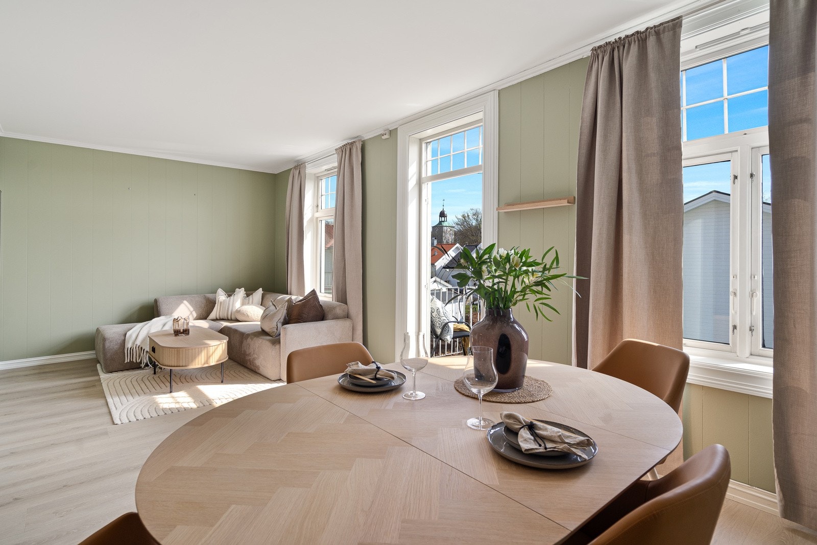 Store vindusflater gir godt med dagslys og en behagelig romfølelse. Galleribilde