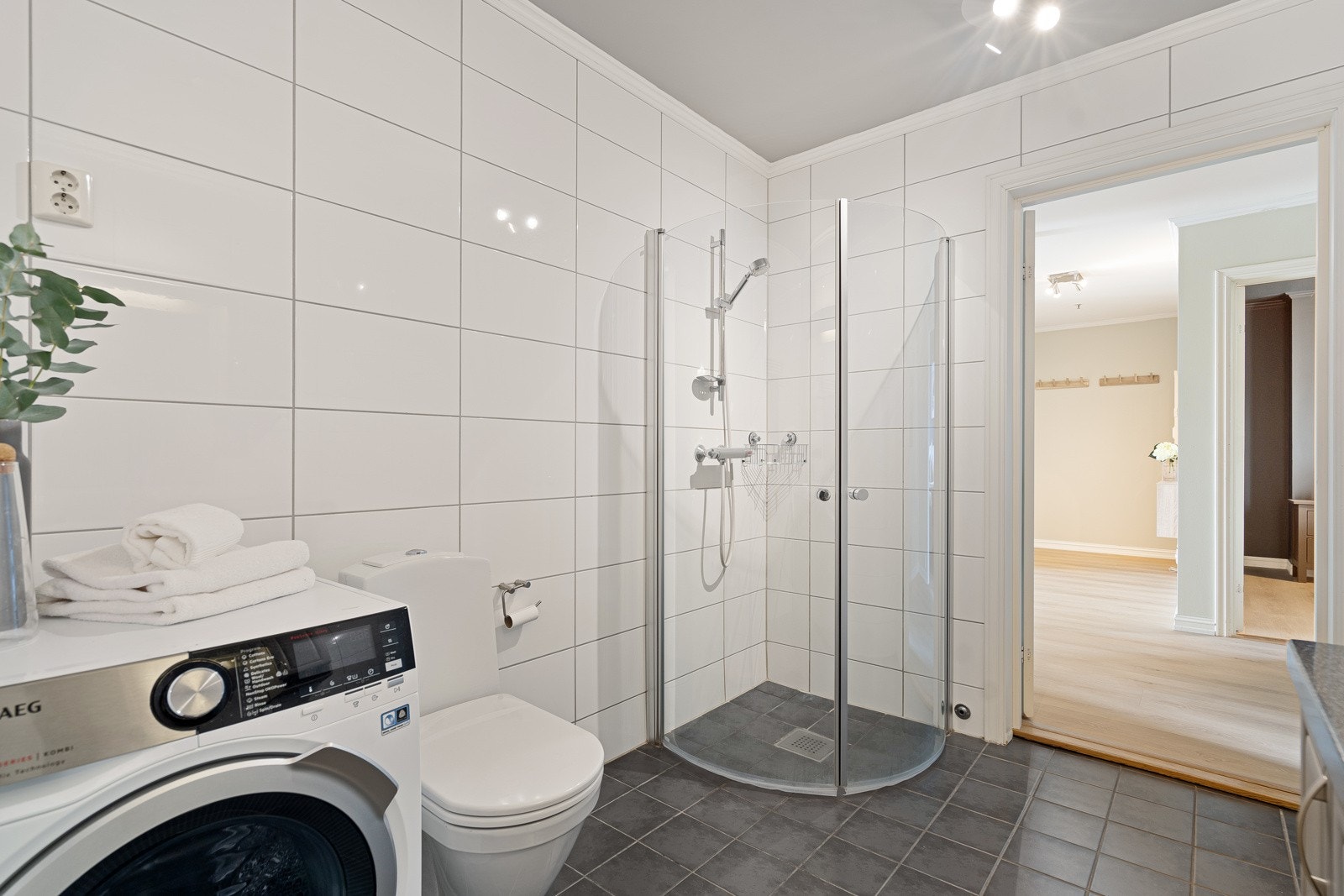 Opplegg for vaskemaskin og mekanisk avtrekk. Galleribilde