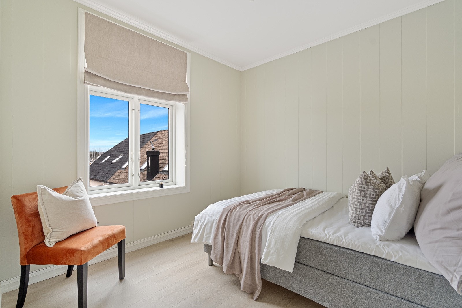 Det andre soverommet passer perfekt som barnerom, kontor eller gjesterom - med fint lysinnslipp og en lun atmosfære. Galleribilde