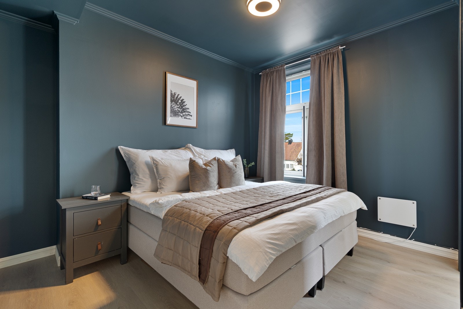 Lyst og trivelig hovedsoverom med god størrelse - egen bod gir praktisk oppbevaringsplass og kan fungere som walk-in-garderobe. Galleribilde