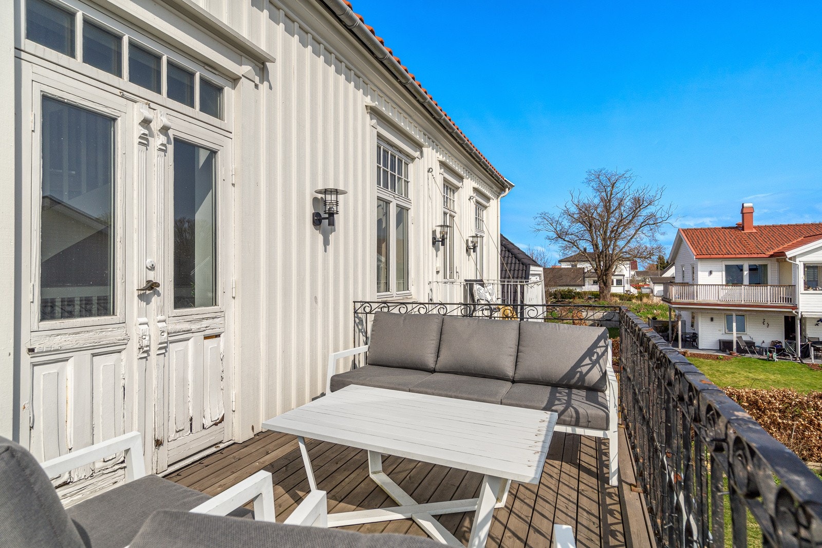 Felles balkong i 2. etasje er møblert med gode utemøbler. Galleribilde