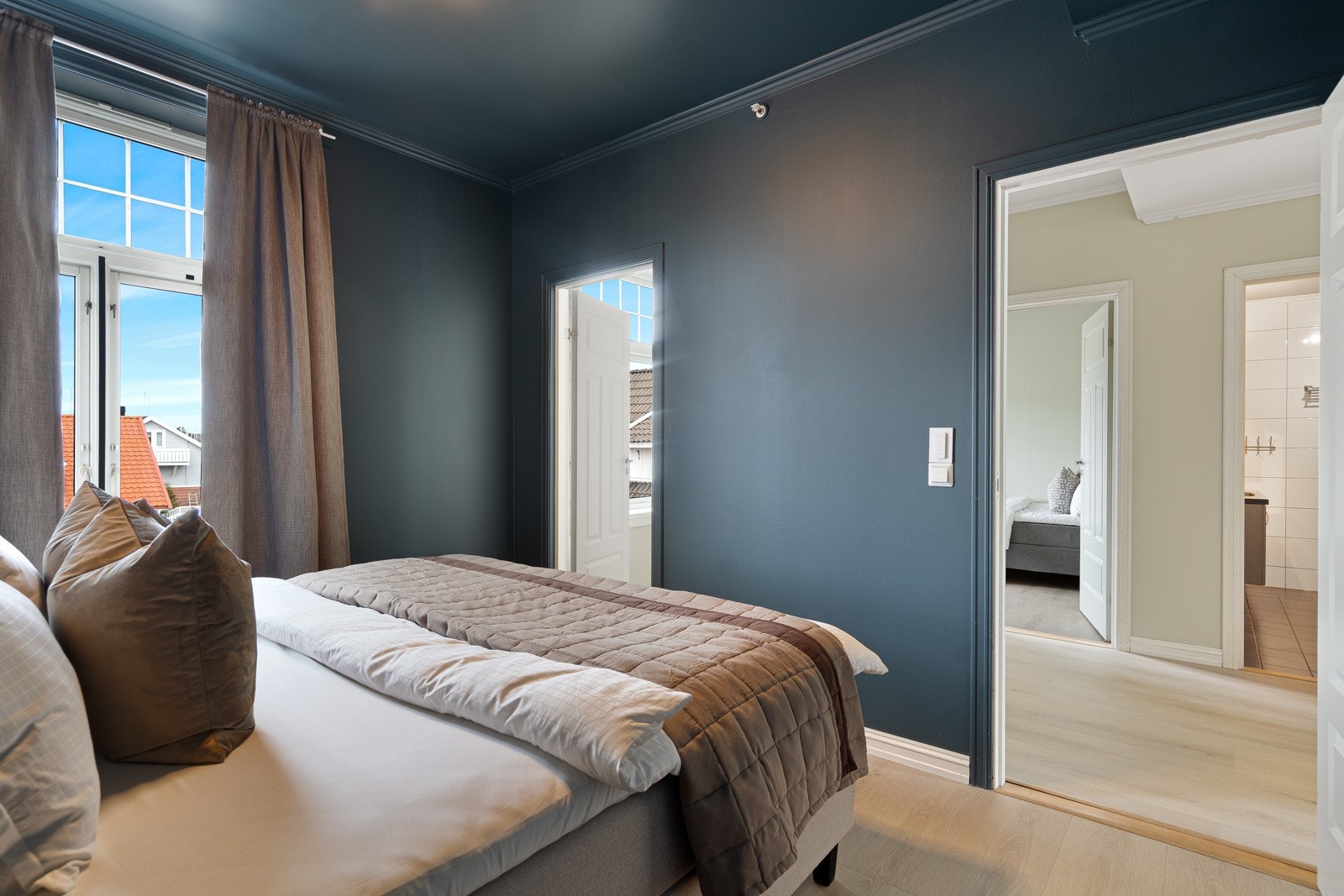 Her er det inngang til egen bod, som gir praktisk oppbevaringsplass og kan fungere som walk-in-garderobe. Galleribilde