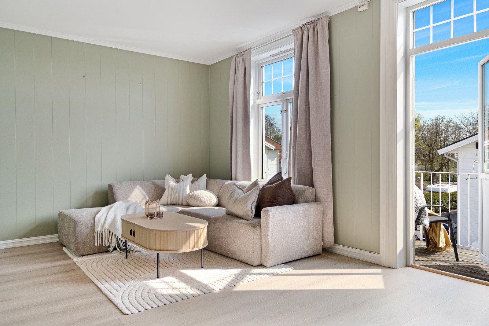 Luftig og innbydende stue med plass til både sofakrok og spisebord. Galleribilde