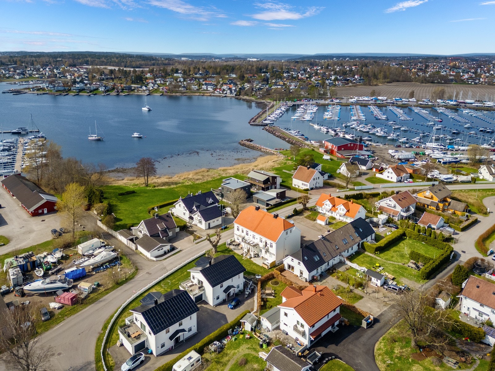 Vallø Næringspark like ved - med treningssenter, bowling og serveringssted. Galleribilde