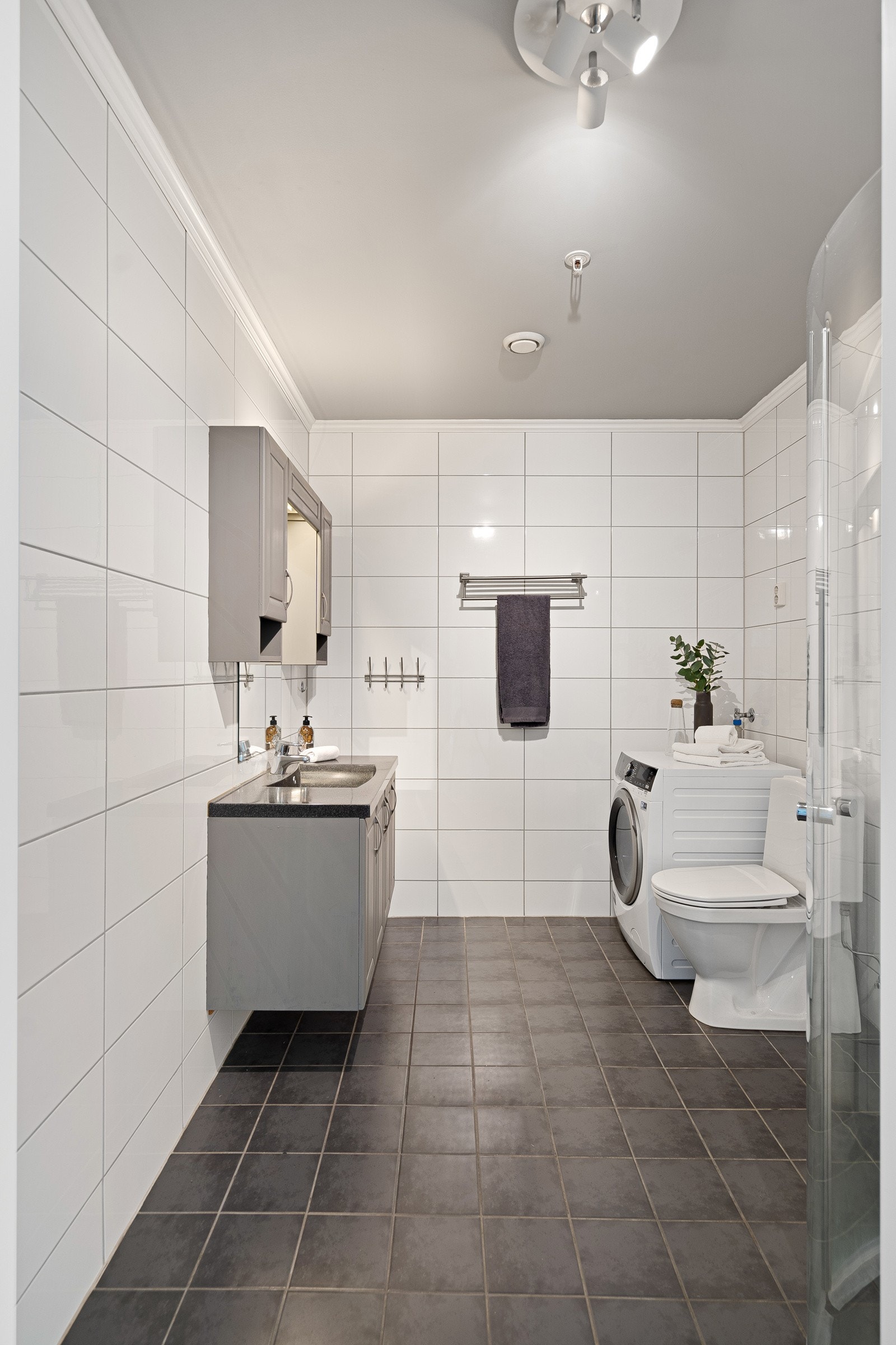 Lyst og moderne bad fra ca. 2009 med varmekabler og dusjhjørne. Galleribilde