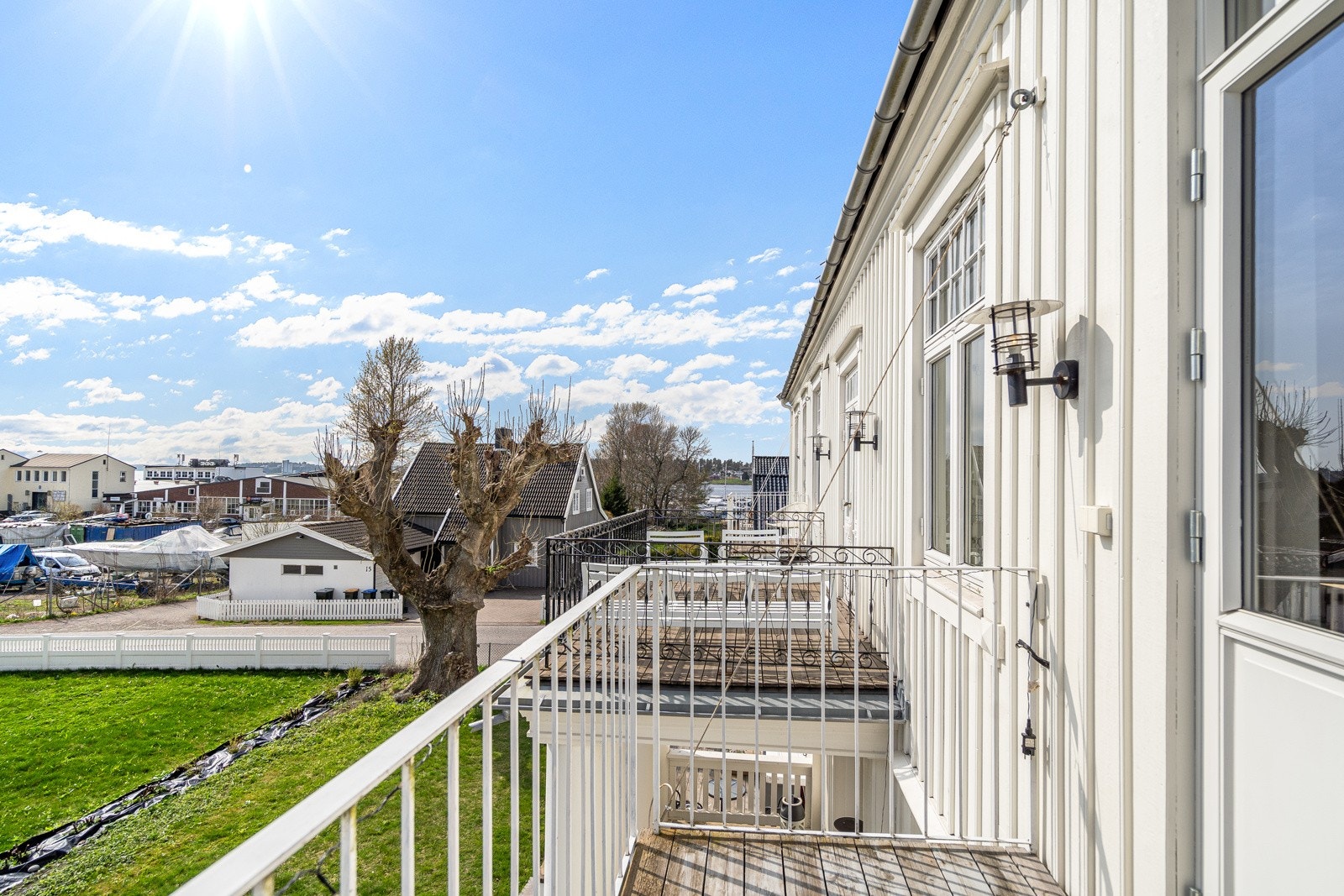 Fra balkongen er det gløtt mot sjøen, og her kan du nyte morgenkaffen og solen hele dagen. Galleribilde