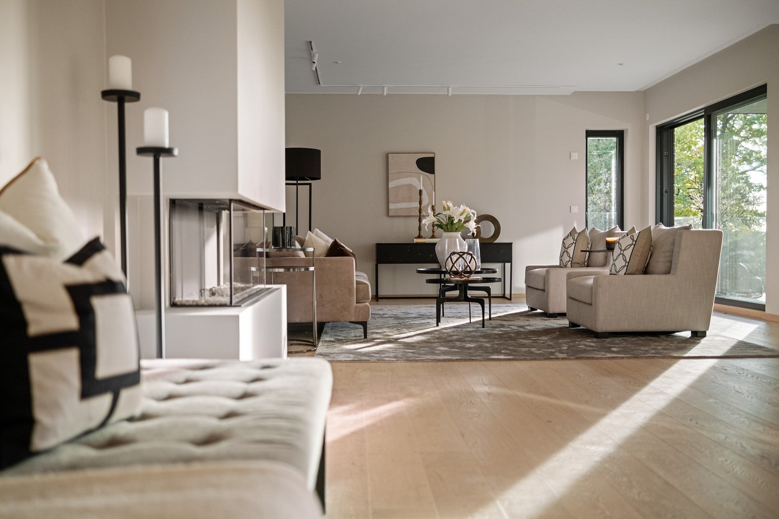 Stuen er elegant og har vakre detaljer. Gjennom de store vinduene er det et meget godt, naturlig lysinnslipp. Bildet er fra leiligheten i 1. etasje. Galleribilde