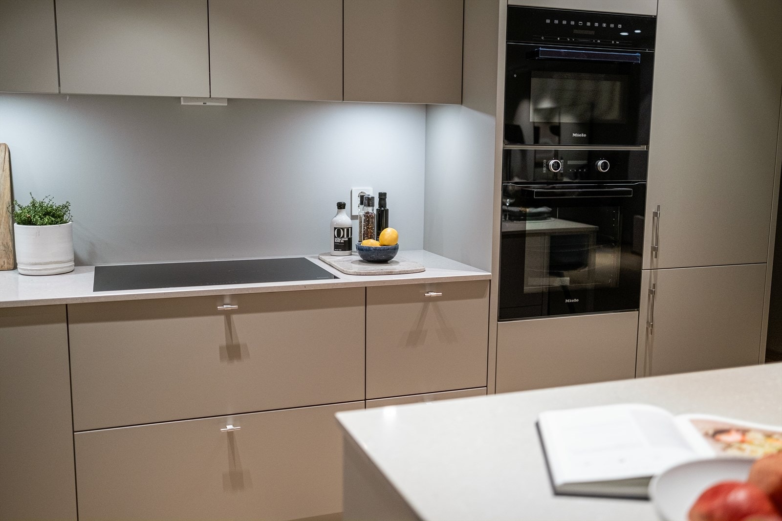 Eksklusivt kjøkken fra Kvänum med Miele hvitevarer Galleribilde