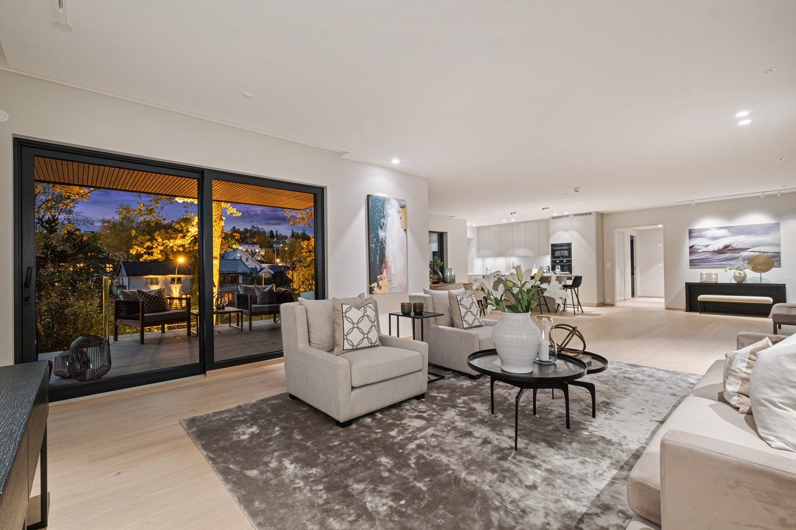 Stuen har tidløs eleganse og vakre detaljer. Gjennom de store vinduene flommer naturlig lys inn i rommet. Det er solskjerming på alle vinduer. Bildet er fra leiligheten i 1. etasje. Galleribilde