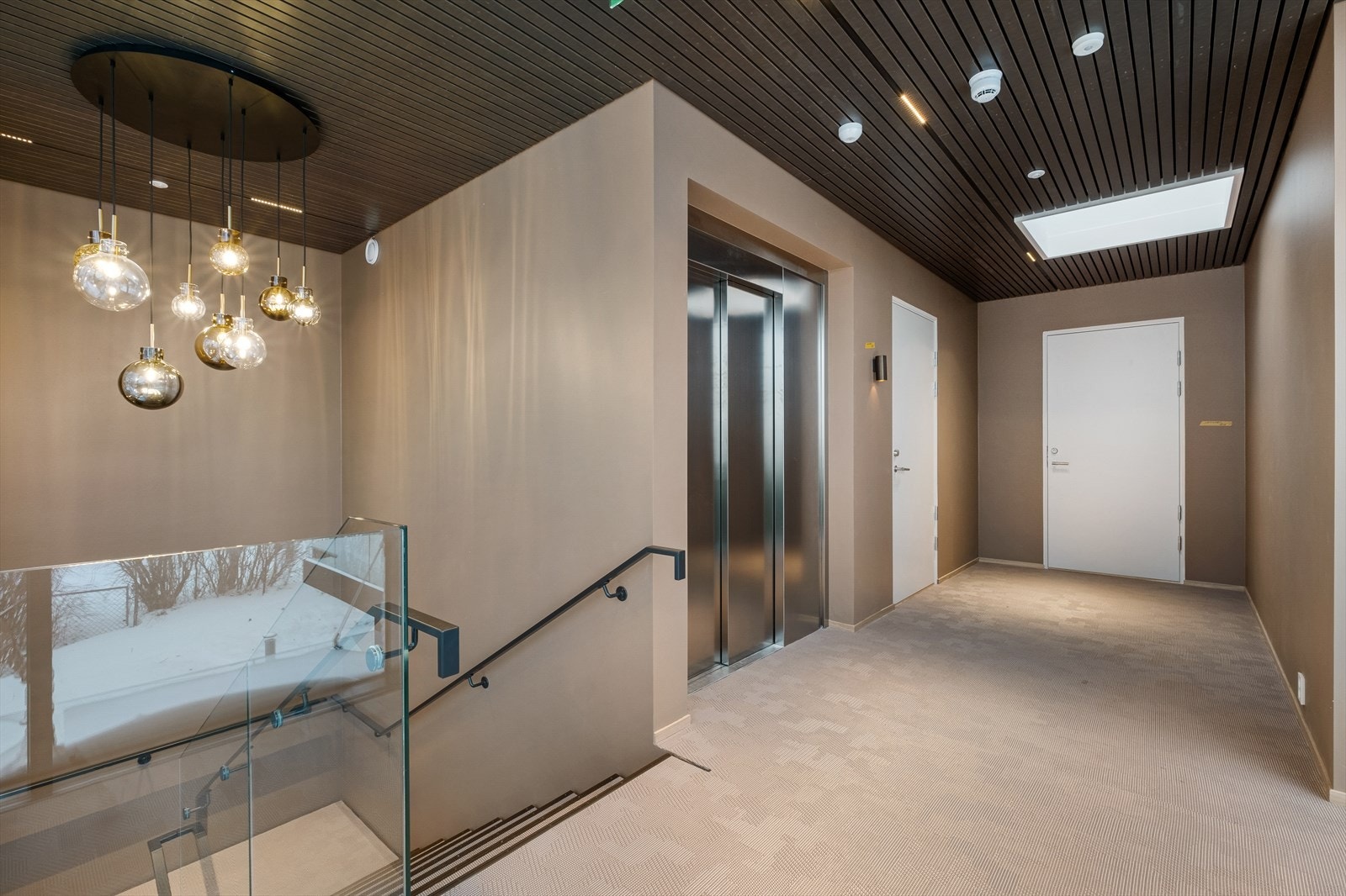 Heis opp til alle etasjer fra parkeringskjeller. Galleribilde