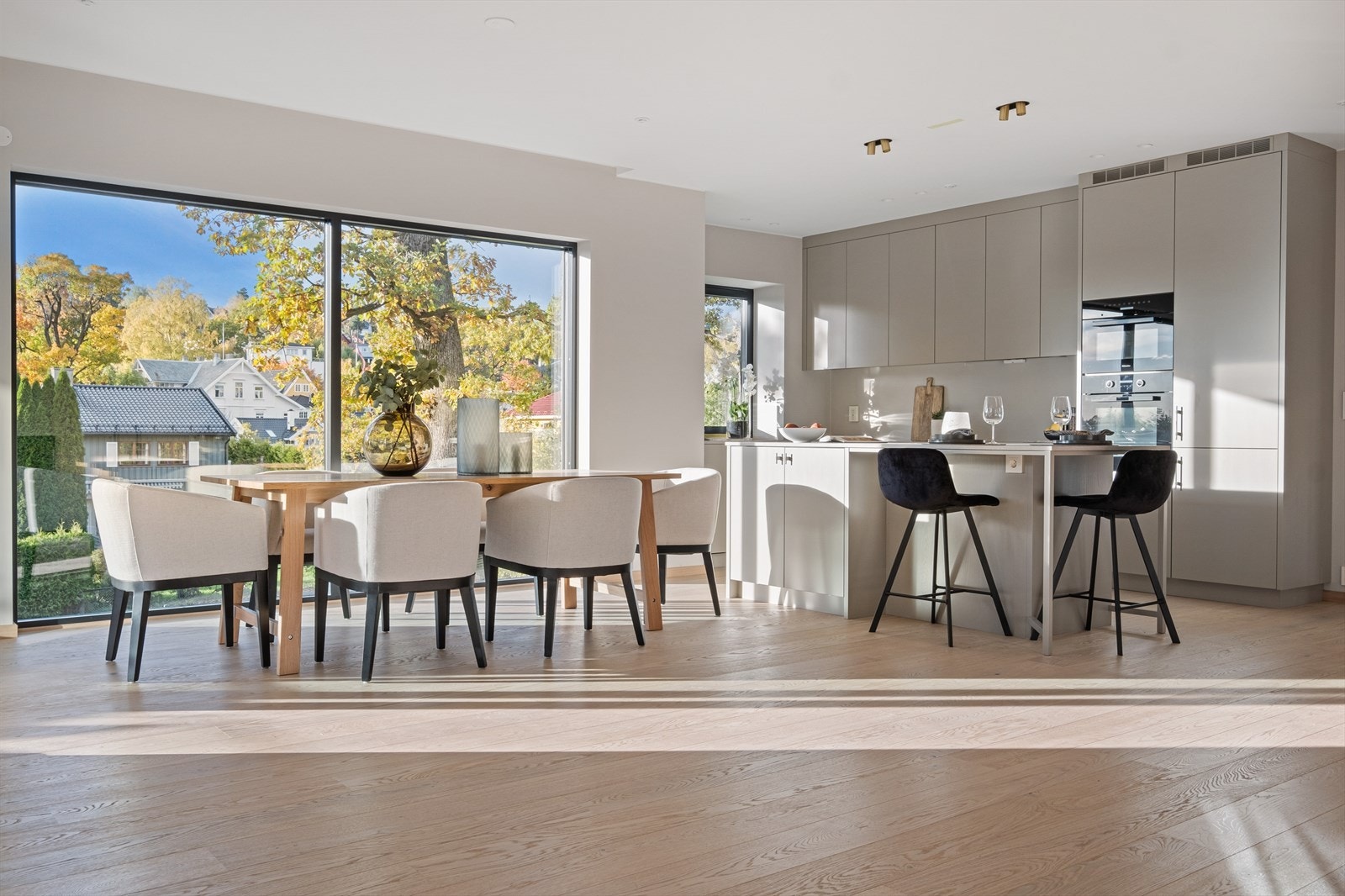 De store vinduene gir en fantastisk stemning, også på kvelden når trærne blir belyst. Bildet er fra leiligheten i 1. etasje. Galleribilde