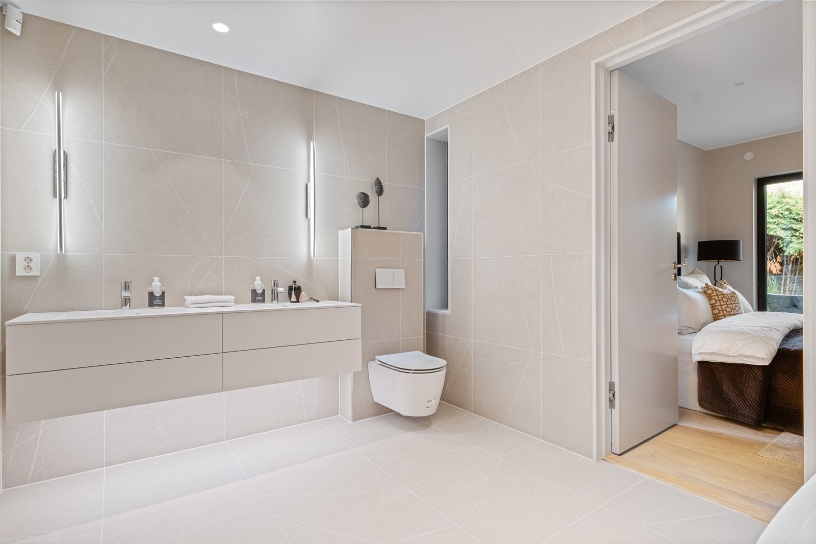 Baderom i tilknytning til hovedsoverom. Det blir ettermontert speil og dusjdører. Innredning fra Dansani. Bildet er fra leiligheten i 1. etasje. Galleribilde