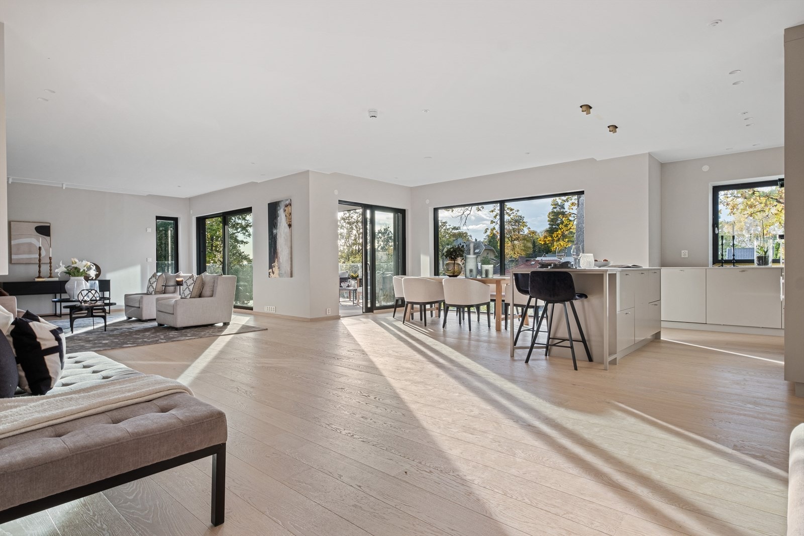 Stuen sett fra gangen. Det er to utganger til terrassen. Vinduene har integrert solskjerming. Bildet er fra leiligheten i 1. etasje. Galleribilde