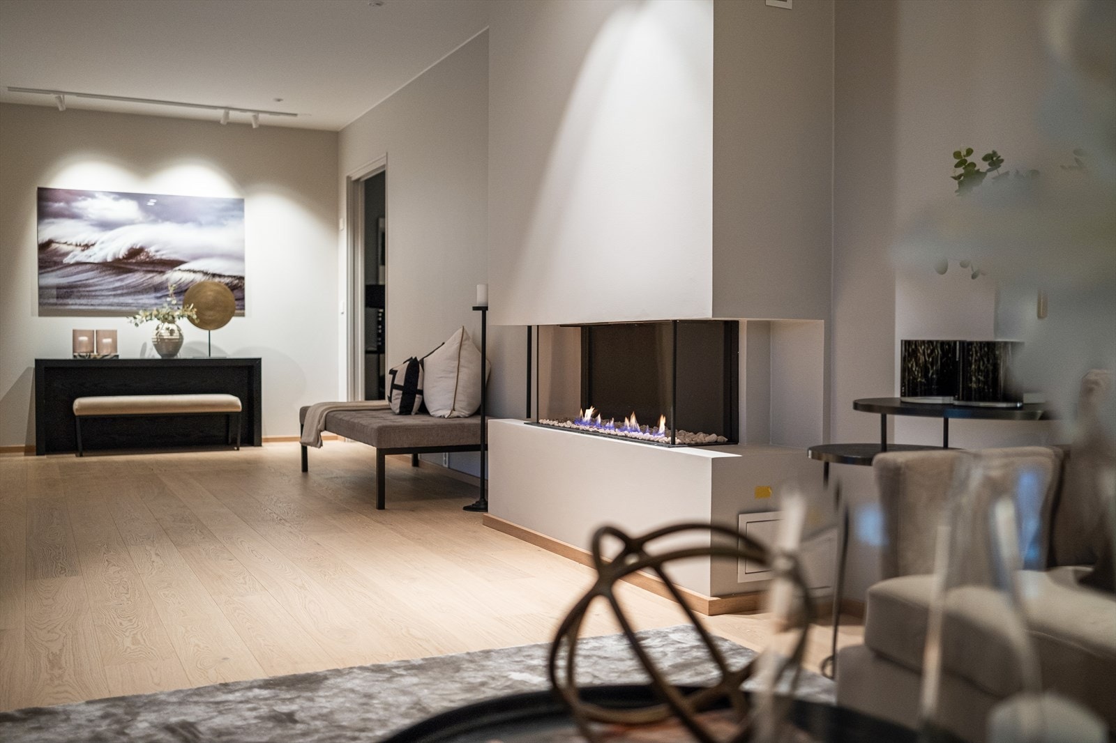 Stuen har et sjarmerende ildsted som skaper en varm og innbydende atmosfære. Boligen har energiklasse A. Galleribilde