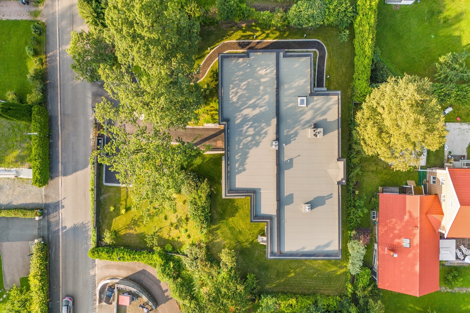 Oversiktsbilde av bolig og tomt Galleribilde